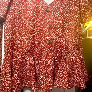 Super cute and brand new blouse. Size XS Can fits a medium.